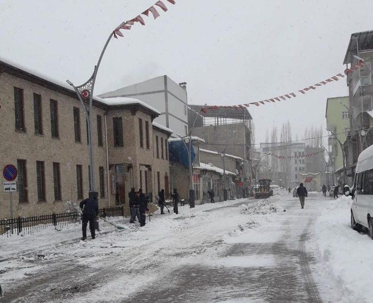 Büyükler kar temizledi, çocuklar kızak kayarak eğlendi G1