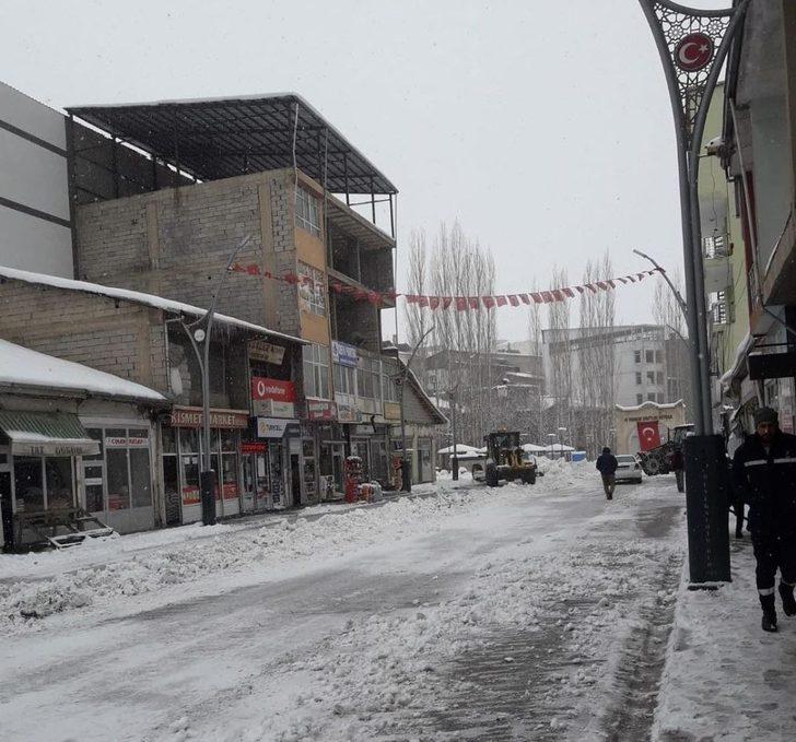 Büyükler kar temizledi, çocuklar kızak kayarak eğlendi G2