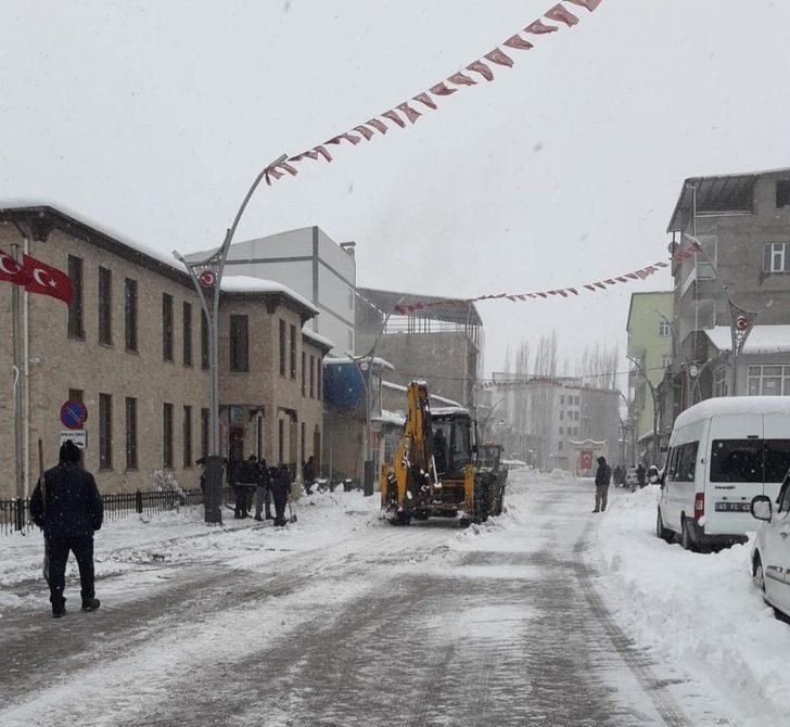 Büyükler kar temizledi, çocuklar kızak kayarak eğlendi G3