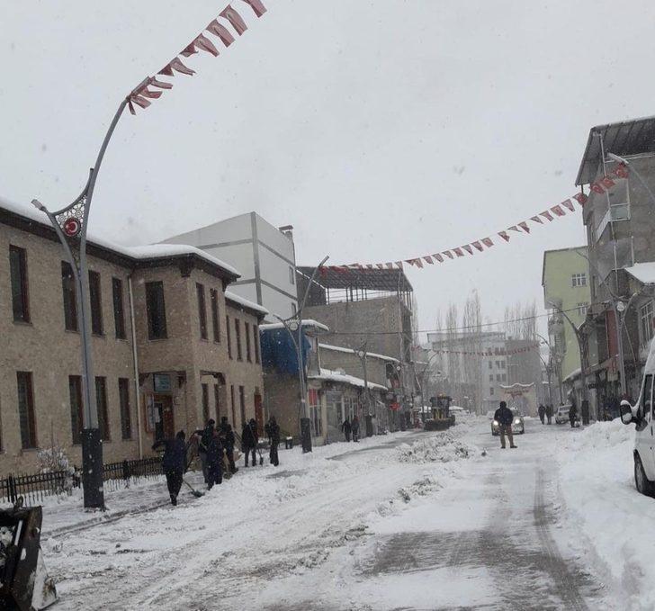 Büyükler kar temizledi, çocuklar kızak kayarak eğlendi G4