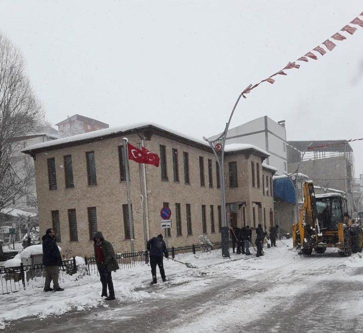 Büyükler kar temizledi, çocuklar kızak kayarak eğlendi G5