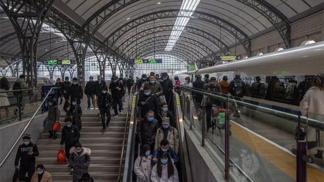 Wuhan'da yaşam normale dönmüş görünse de maske takma uygulaması sürüyor.