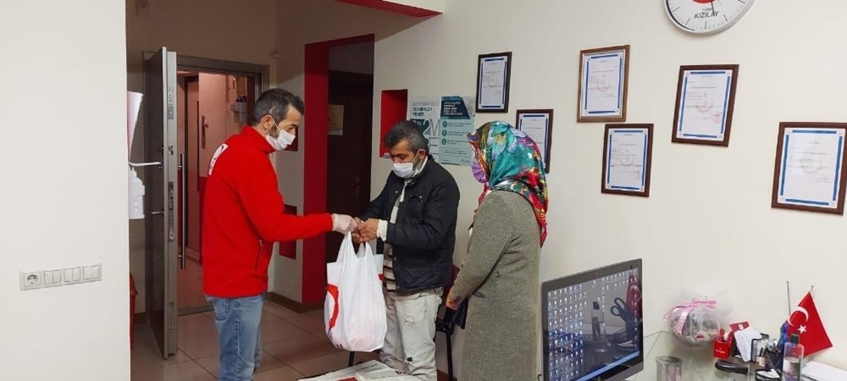 Bağışlanan deve eti, ihtiya&ccedil; sahiplerine dağıtıldı