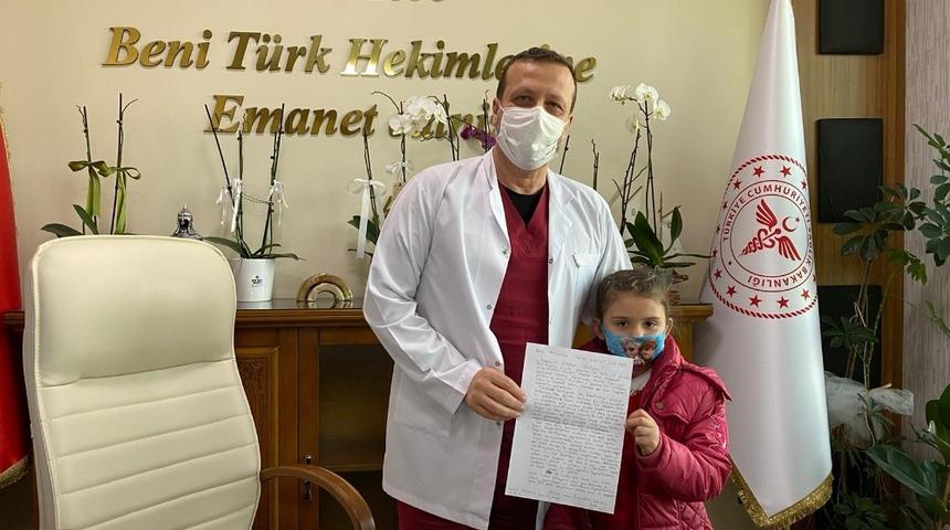 Minik y&uuml;reğinden ge&ccedil;enleri sağlık &ccedil;alışanları i&ccedil;in yazdı