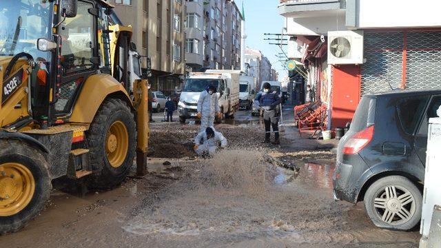 Şebeke borusu patladı, sokaklar gölete döndü
