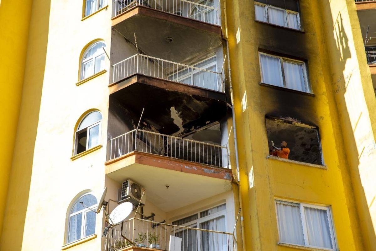 Mersin&rsquo;de yangında zarar g&ouml;ren ailenin evinde onarım &ccedil;alışmaları s&uuml;r&uuml;yor