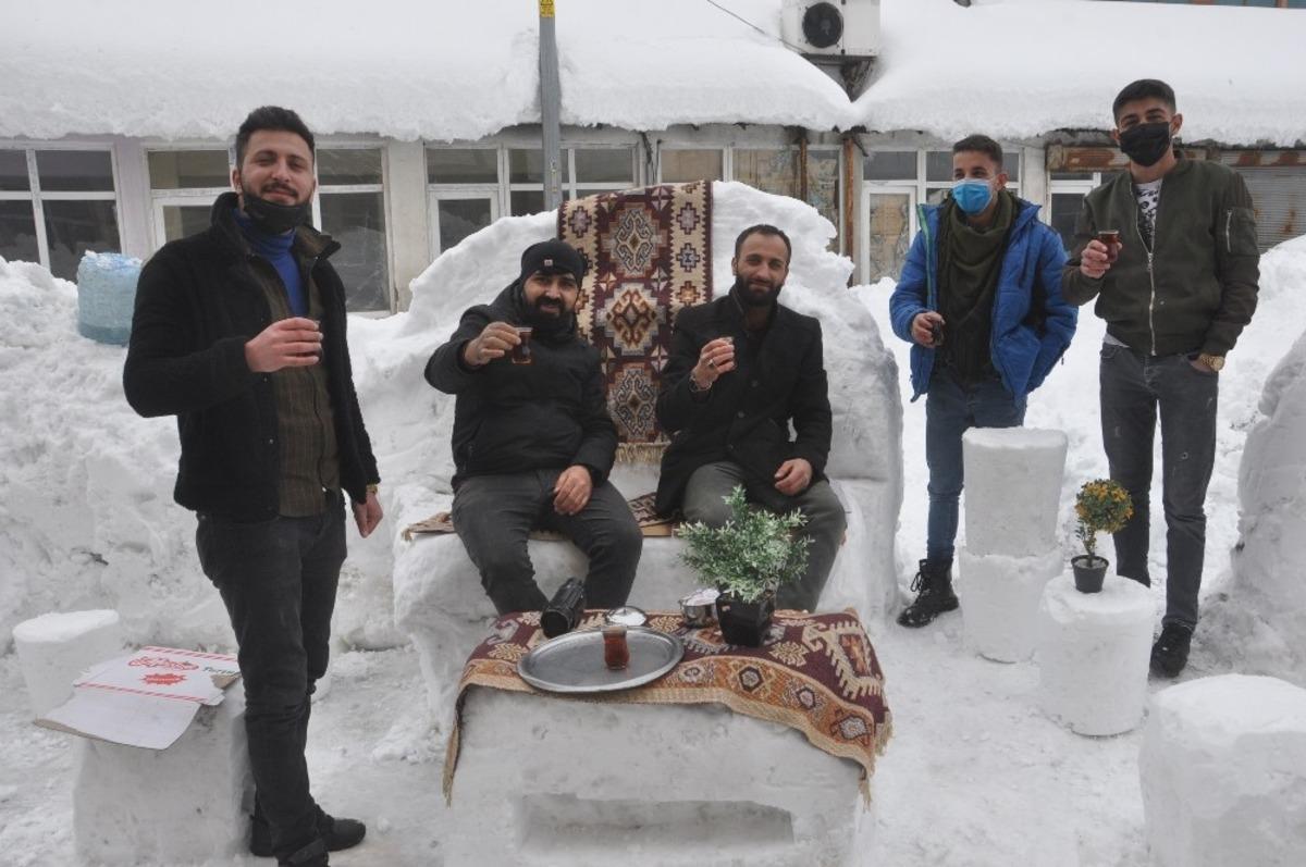 Kardan masa, sandalye ve koltuk yapıp m&uuml;şteri beklediler