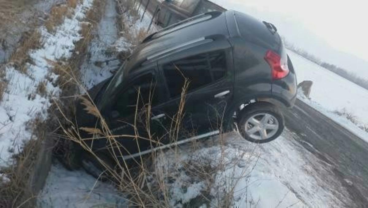 Buzlanma nedeniyle kayan ara&ccedil; sulama kanalına girdi
