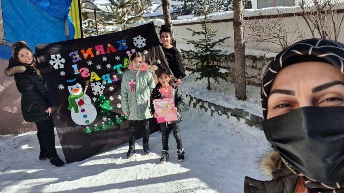 Minikler İlk Karnelerini Fedak&acirc;r &Ouml;ğretmenlerinden Aldılar