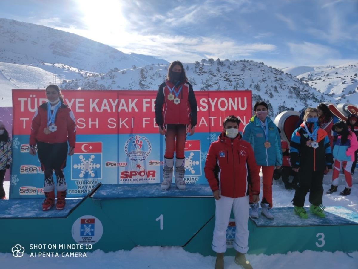 Hakkarili kayak&ccedil;ılar madalyalarla d&ouml;nd&uuml;