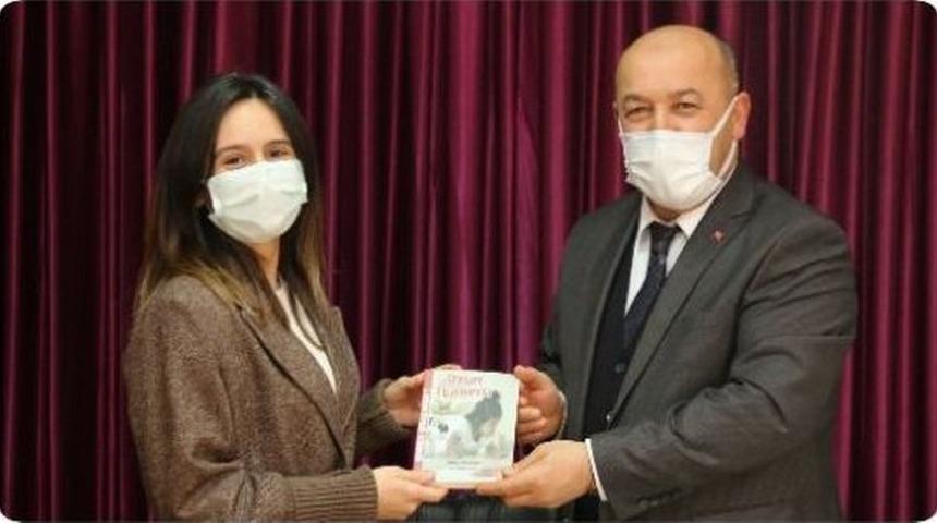 &Ouml;ğretmenlere "Oyun Terapisi" kitabı hediye edildi