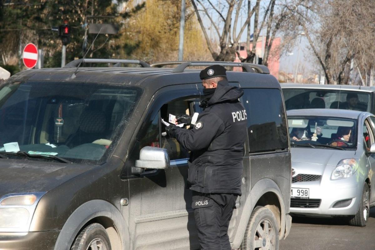 Polis kısıtlamanın sorunsuz s&uuml;rmesi i&ccedil;in yoğun mesai harcıyor