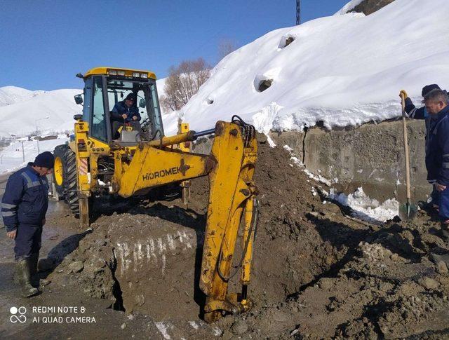 Hakkari’de dondurucu soğukta su mesaisi