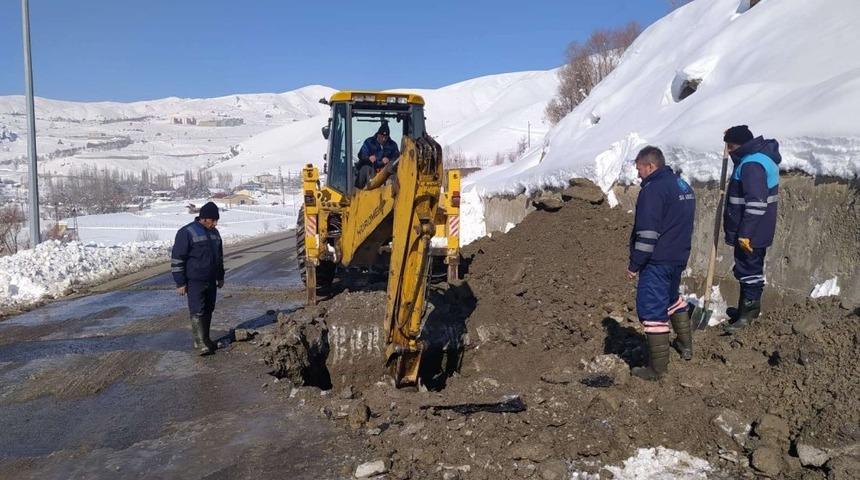 Hakkari’de dondurucu soğukta su mesaisi