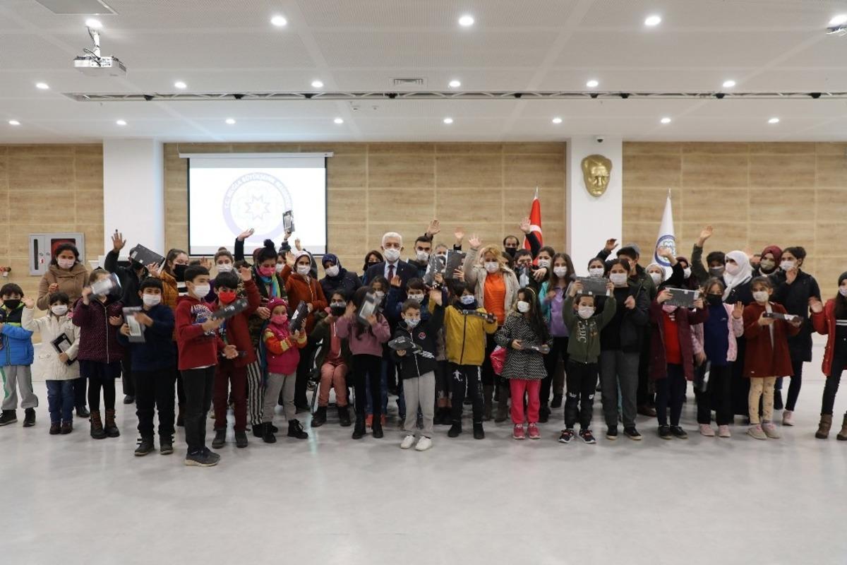 B&uuml;y&uuml;kşehir&rsquo;den &ouml;ğrencilere karne hediyesi &lsquo;Tablet&rsquo;