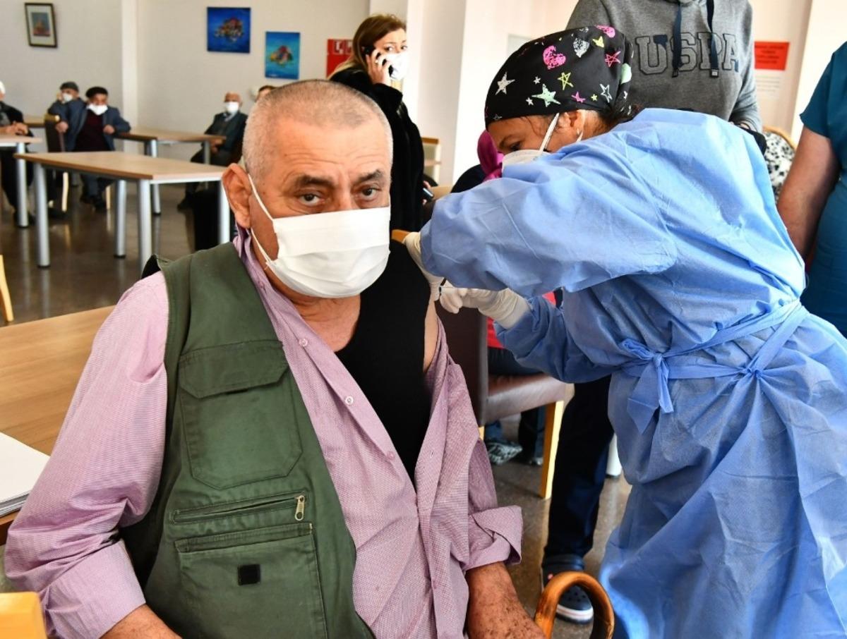 Sosyal yaşam kamp&uuml;s&uuml;nde ilk doz aşılar yapıldı