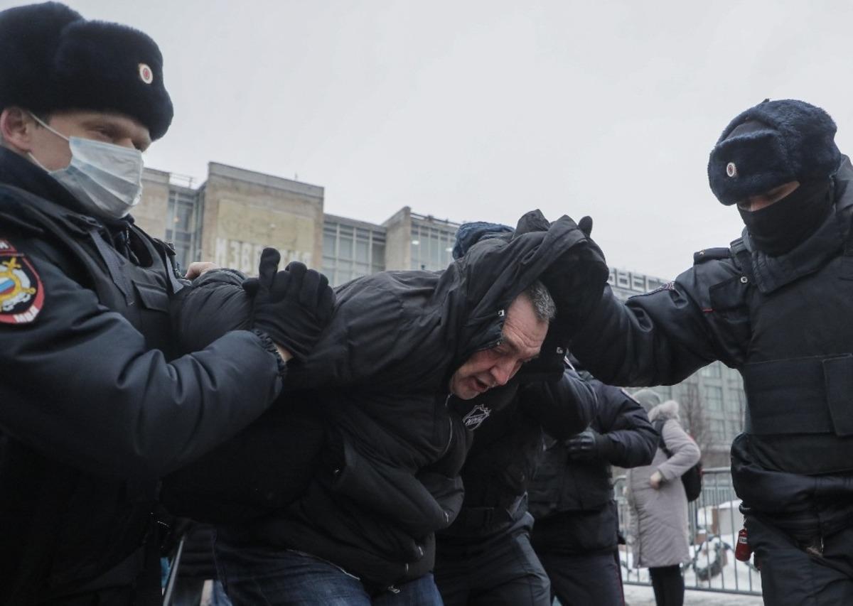Rusya&rsquo;nın doğu kentlerinde "Navalny" protestoları başladı: "Putin istifa"