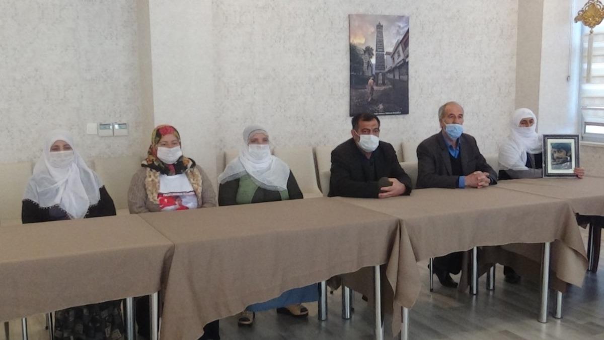 Evlat n&ouml;betindeki aileler, kısıtlamaya rağmen eylemlerine kaldıkları otelde devam ediyor