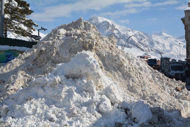 Hakkari’de 10 bin ton kar taşındı
