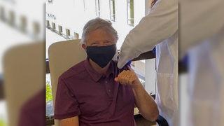 Bill Gates, koronavirüs aşısı oldu