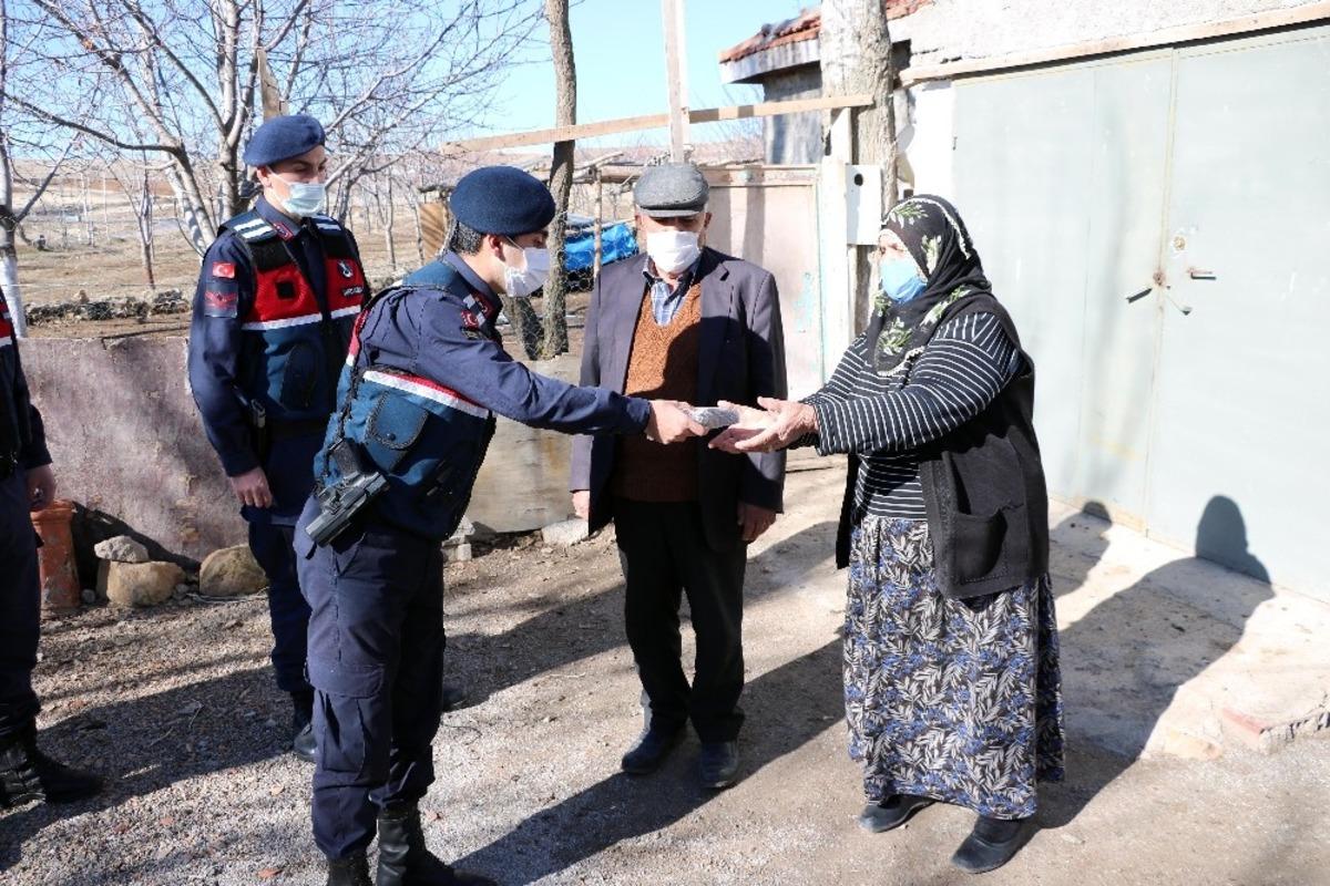 Parola "bayrak" dediler, yaşlı &ccedil;iftin 60 yıllık birikimini aldılar