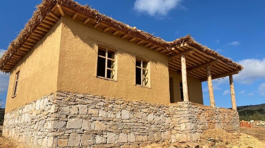 H&uuml;y&uuml;k&rsquo;te Gen&ccedil;lik ve Tarım Kampı&rsquo;ndaki kerpi&ccedil; evlerde sona doğru