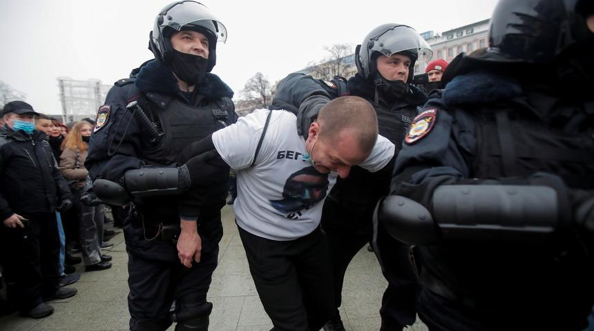 Rusya'da Navalny yanlıları meydana indi: G&ouml;zaltılar var