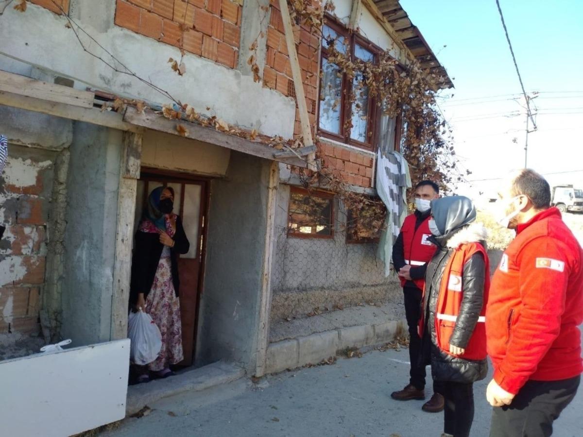 Kastamonu T&uuml;rk Kızılayı&rsquo;ndan karantinadaki ailelere gıda yardımı