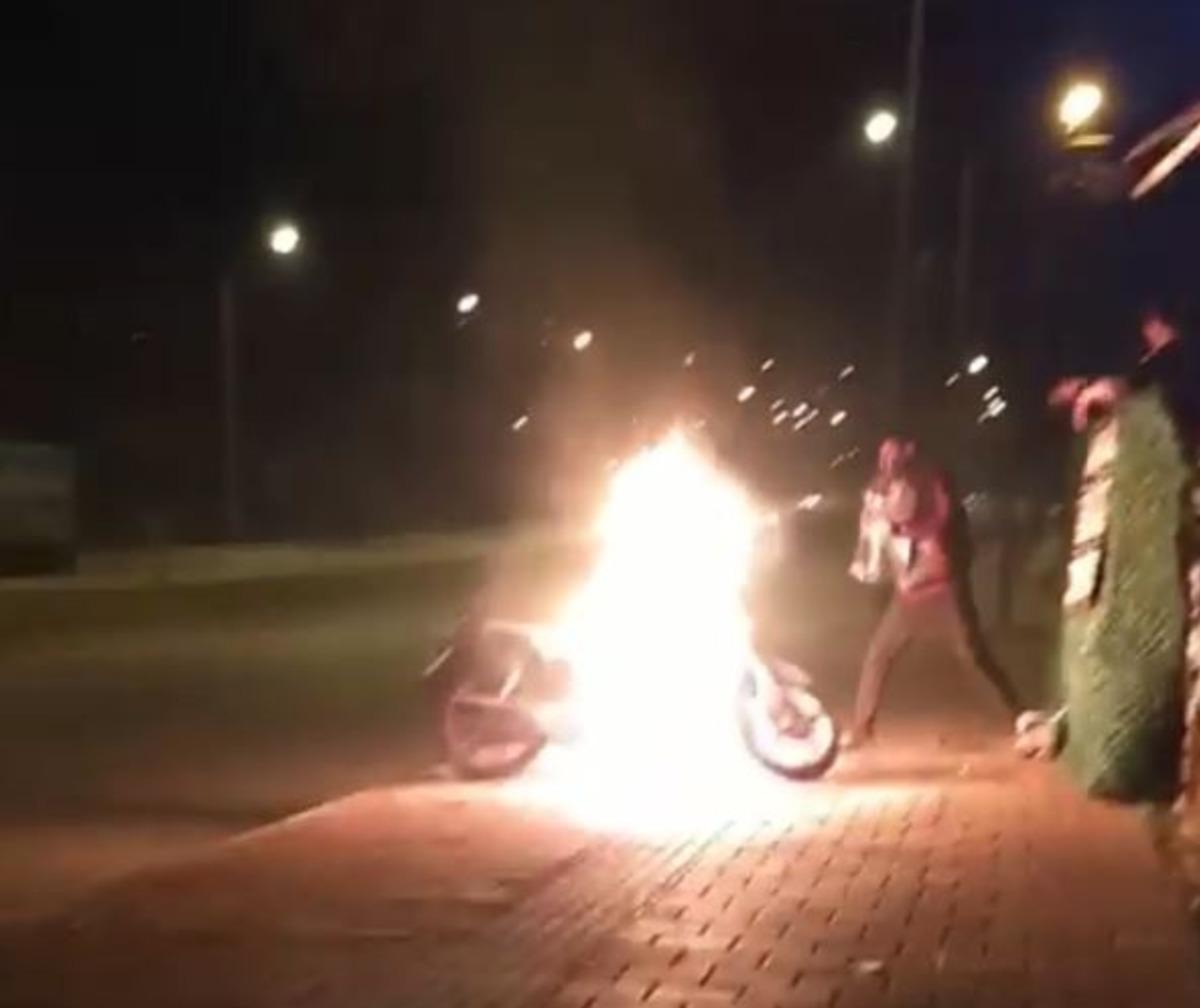 Alev alev yanan motosikletine, damacanadaki suyla m&uuml;dahale etti
