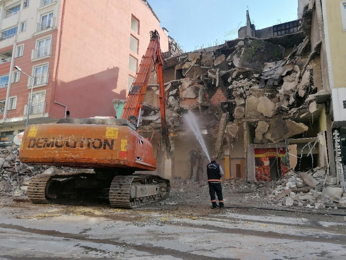 Tinercilerin mesken tuttuğu 4 katlı bina yıkıldı