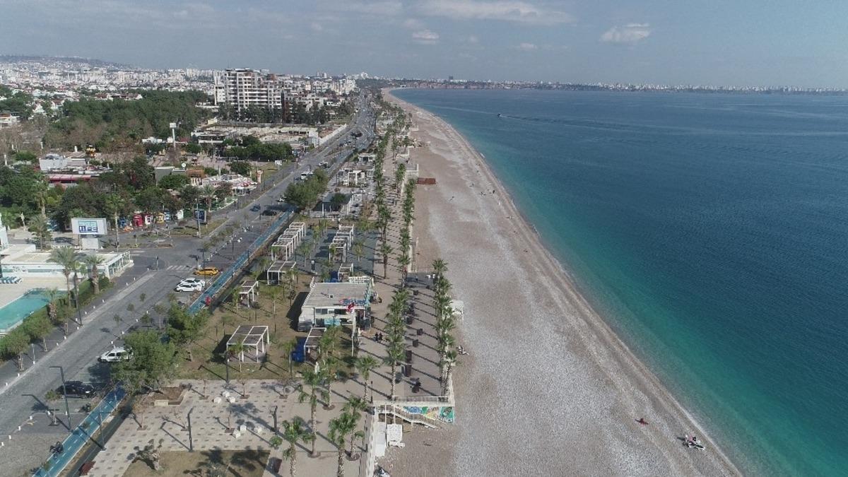 Kısıtlamalar sebebiyle berraklaşan Konyaaltı sahil turkuaz renge b&uuml;r&uuml;nd&uuml;