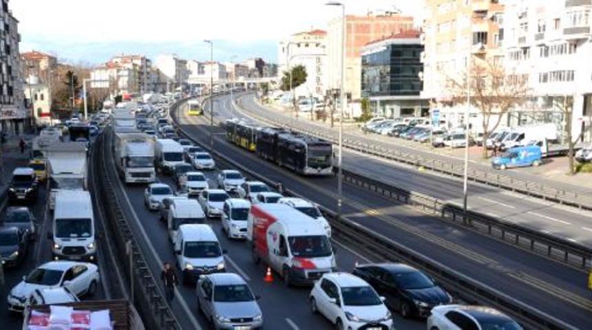 Kısıtlamaya rağmen İstanbul'da şaşırtan trafik