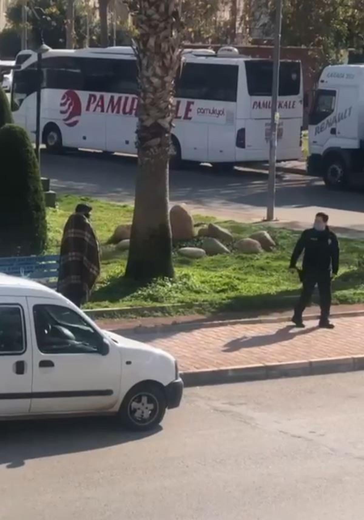 Antalya&rsquo;da polis memurundan i&ccedil;leri ısıtan davranış