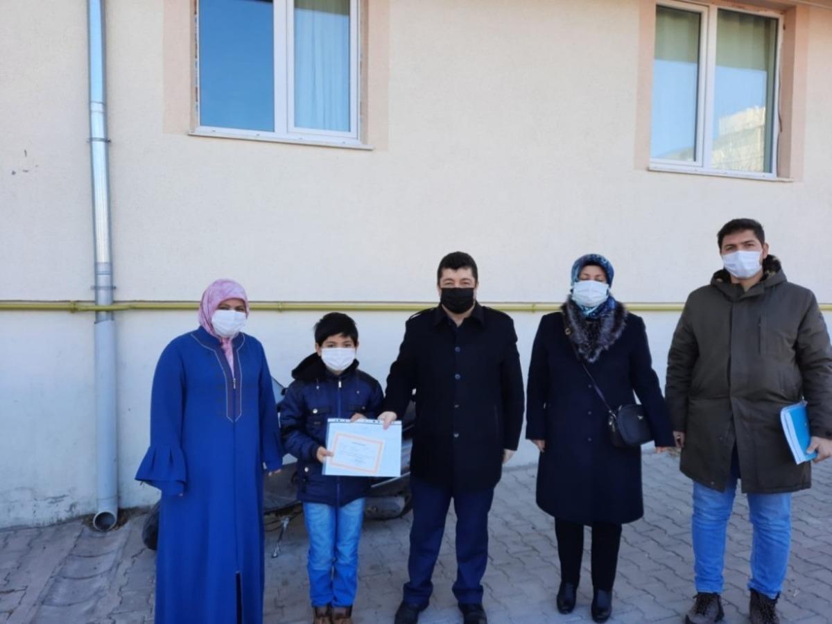 Bozdağ hem &ouml;ğrencileri ziyaret etti hem de karnelerini verdi