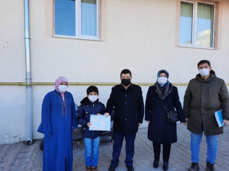 Bozdağ hem öğrencileri ziyaret etti hem de karnelerini verdi G1