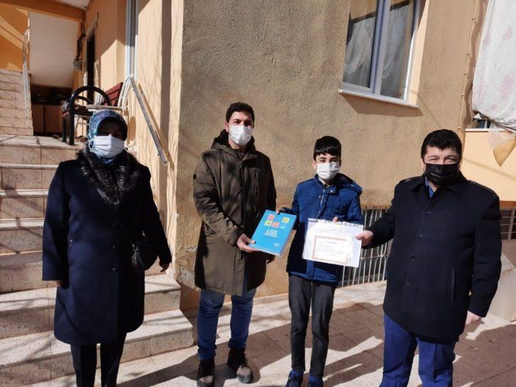 Bozdağ hem öğrencileri ziyaret etti hem de karnelerini verdi G2