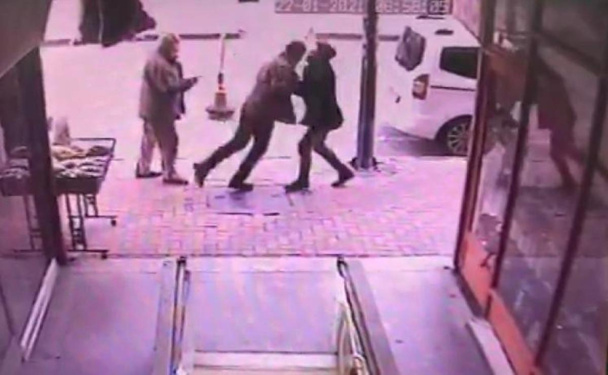 Isparta&rsquo;da komşu esnafın kafa darbesiyle hastanelik edilen esnaf o anları anlattı: &ldquo;Kaldırımda bekleyemeyeceğimi s&ouml;yleyip beni darp ettiler&rdquo;