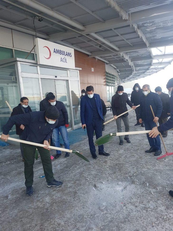 Ağrı’da eksi 32 derecede kazma ve küreklerle kar temizleme çalışması yaptılar G1