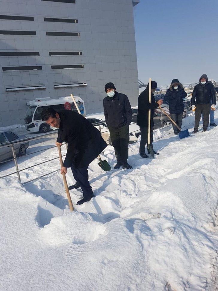 Ağrı’da eksi 32 derecede kazma ve küreklerle kar temizleme çalışması yaptılar G2