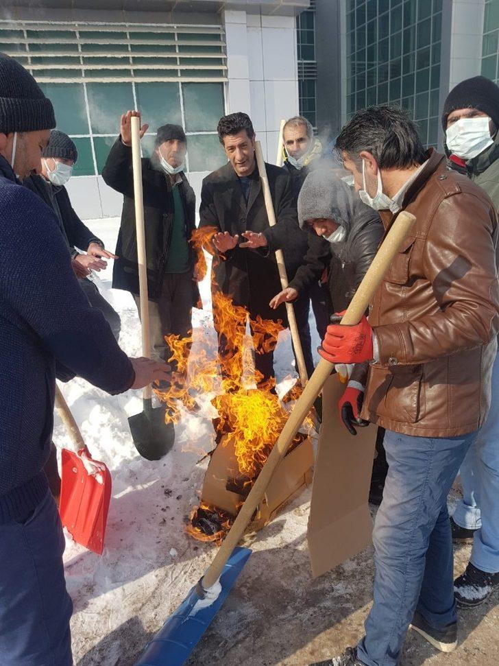 Ağrı’da eksi 32 derecede kazma ve küreklerle kar temizleme çalışması yaptılar G3