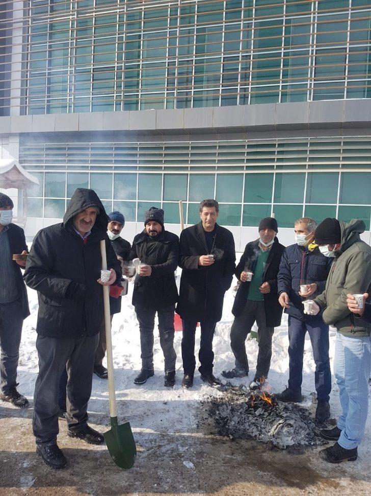 Ağrı’da eksi 32 derecede kazma ve küreklerle kar temizleme çalışması yaptılar G4