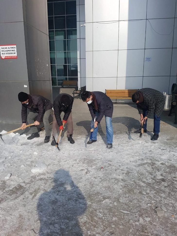 Ağrı’da eksi 32 derecede kazma ve küreklerle kar temizleme çalışması yaptılar G5