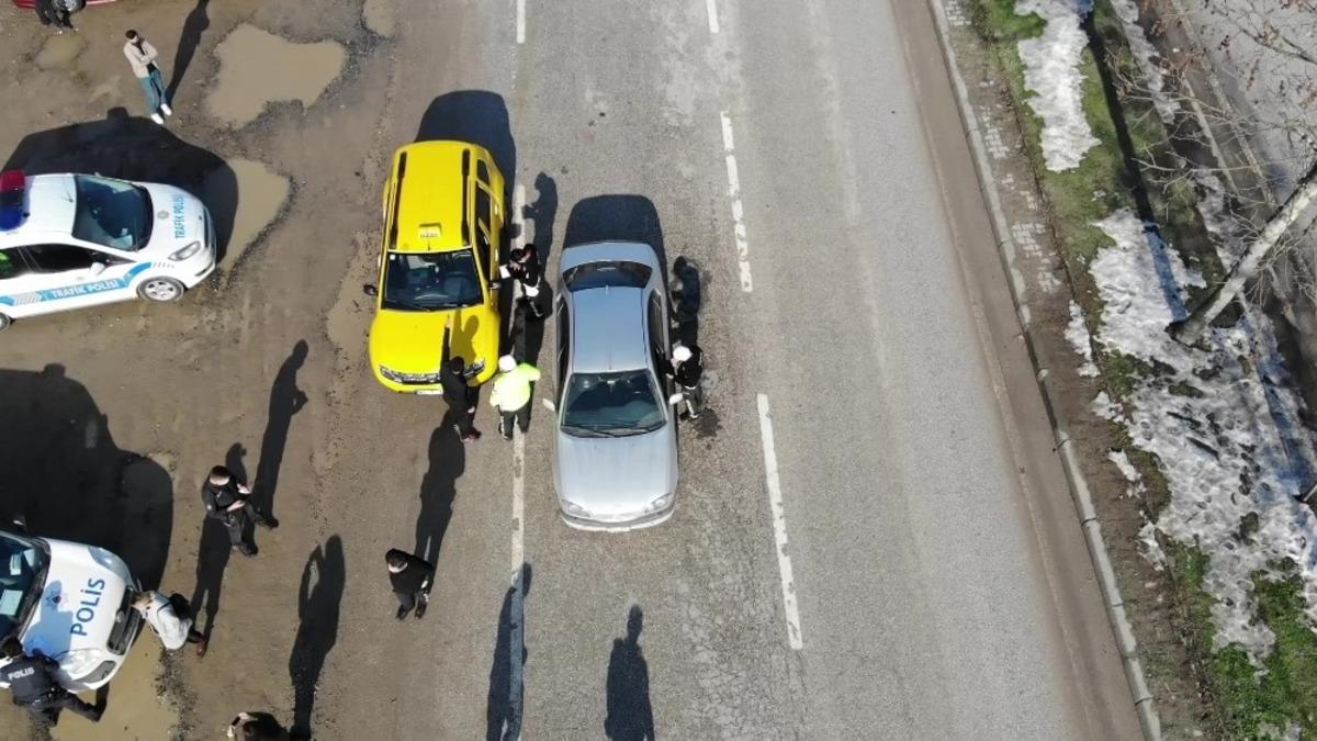 Sokağa &ccedil;ıkma izni olmayan yolcuyu taşırken, polisten ka&ccedil;an taksi s&uuml;r&uuml;c&uuml;s&uuml; cezadan ka&ccedil;amadı