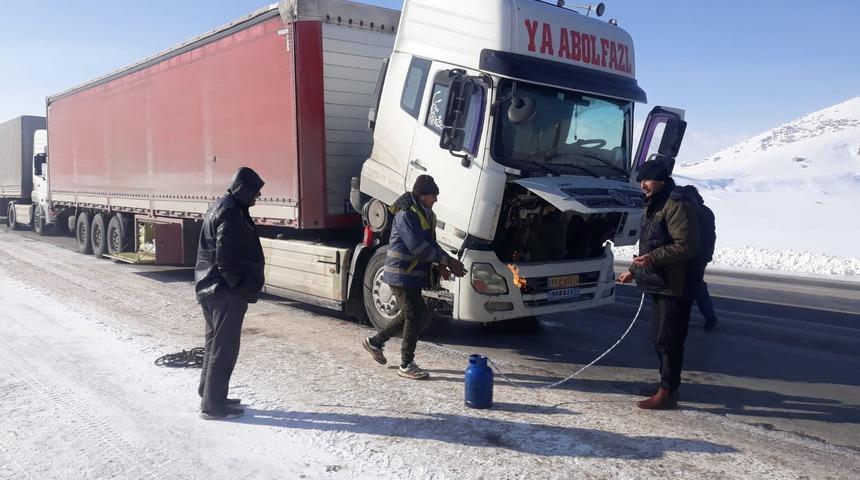 Eksi 25 derecede yakıt depoları donan sürücüler yolda mahsur kaldı