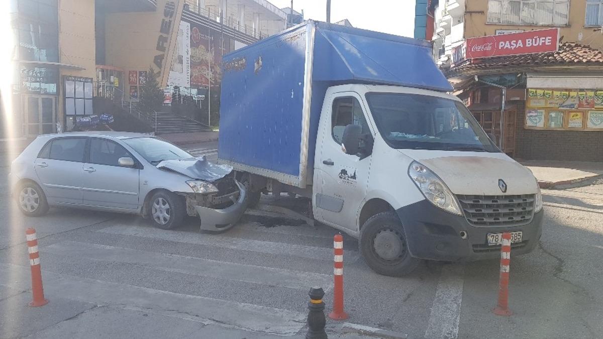 Boş yolda kamyonet ile otomobil &ccedil;arpıştı