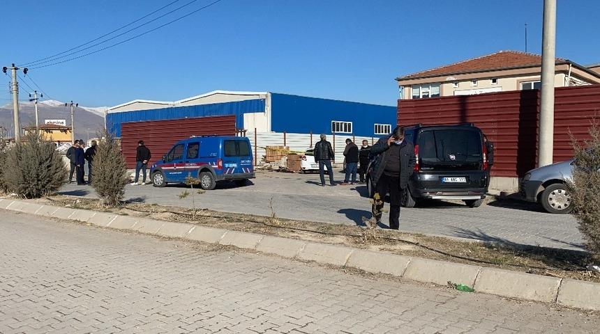 Hurda otomobili par&ccedil;alarken patlama oldu: 1 &ouml;l&uuml;