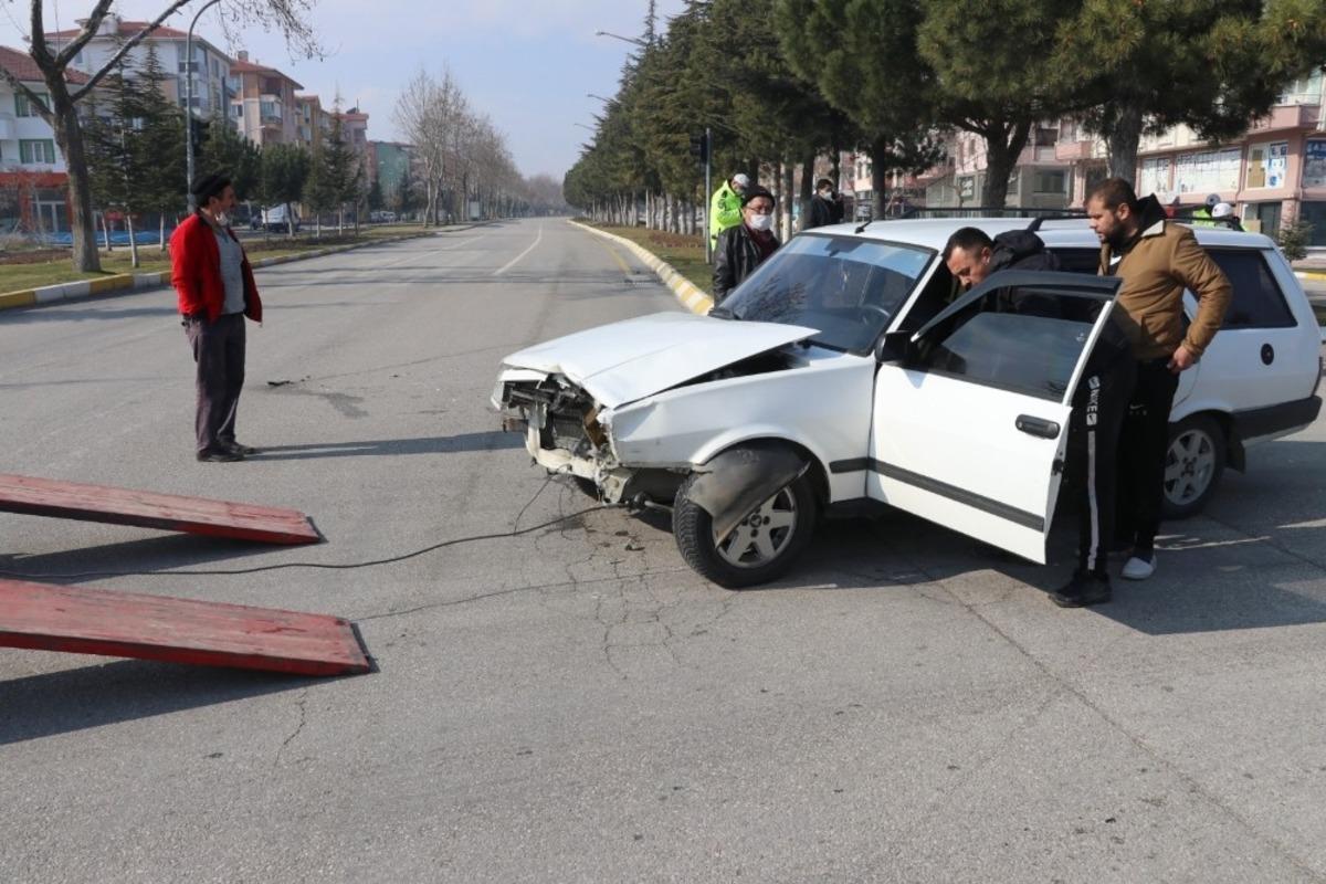 Isparta&rsquo;da g&ouml;rev yerine giden polis, trafik kazasında ağır yaralandı