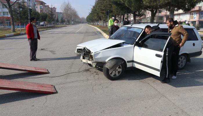 Isparta’da görev yerine giden polis, trafik kazasında ağır yaralandı