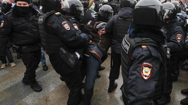 Rusya'da Navalny yanlıları sokağa indi: İki binden fazla kişi gözaltına alındı