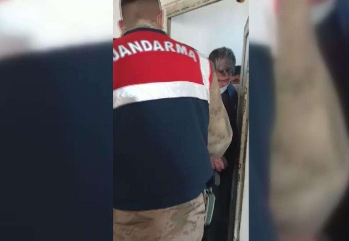 Jandarmadan saklanmak i&ccedil;in tuvalete sığındılar